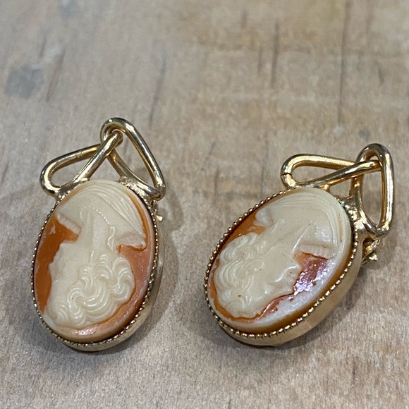 Vintage Baroque cameo Victorian Style Gold Tone Earrings - Picture 3 of 14